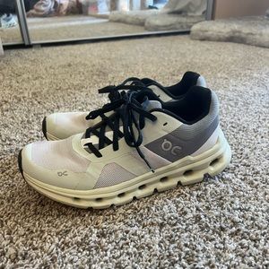 ON Cloudrunner (frost/aloe color)